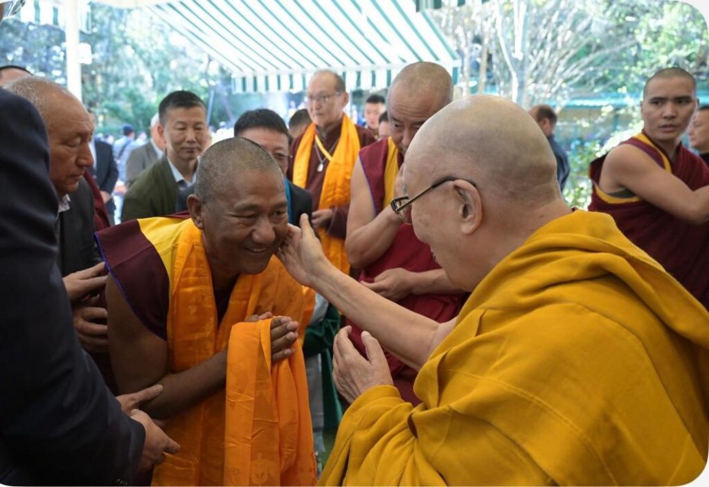 Guéshé et Dalaï Lama